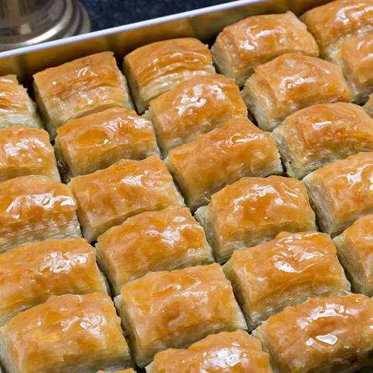 Fresh Classic Baklava with Pistachio in Metal Box 2kg (70.54oz) - TurkishTaste.com